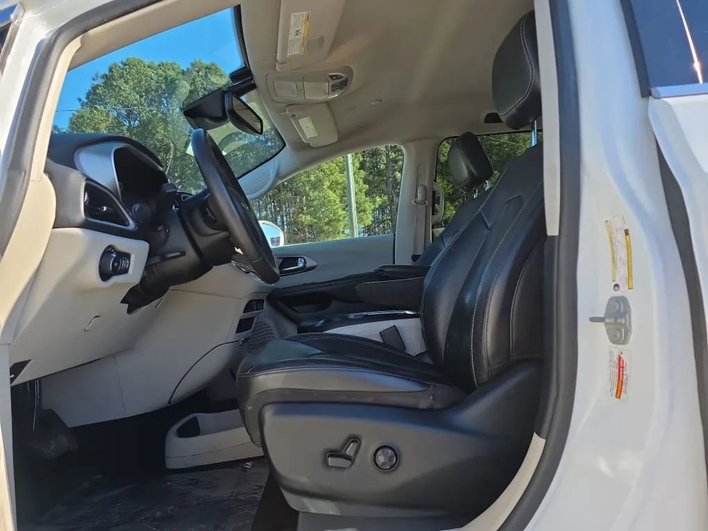 Used 2022 Chrysler Pacifica Touring-L FWD image 13
