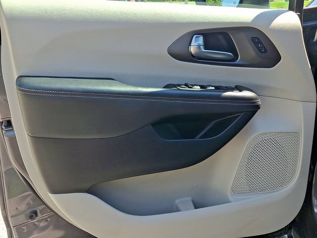 Certified 2023 Chrysler Pacifica Touring-L FWD image 13