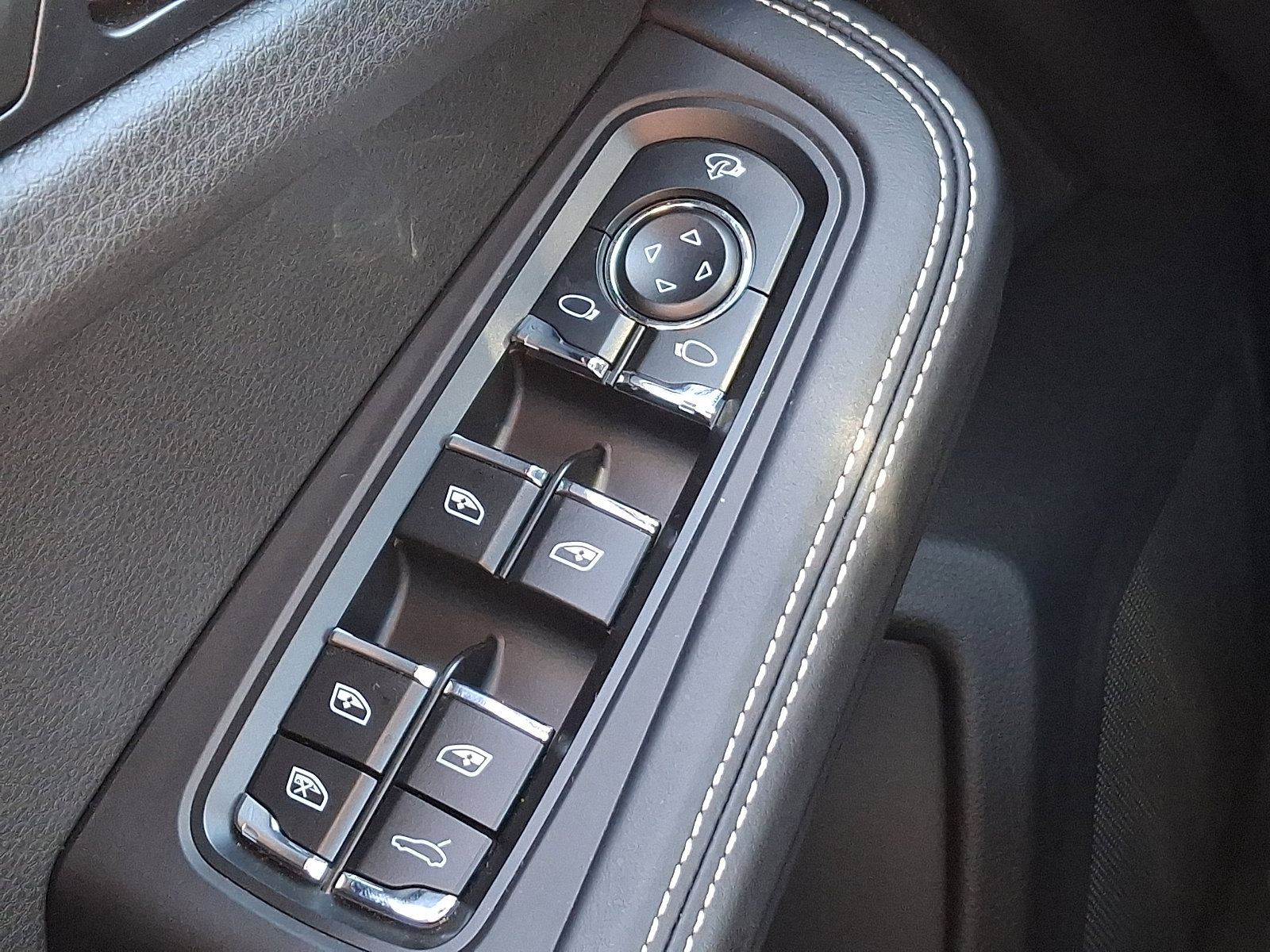 Used 2025 Porsche Macan image 24