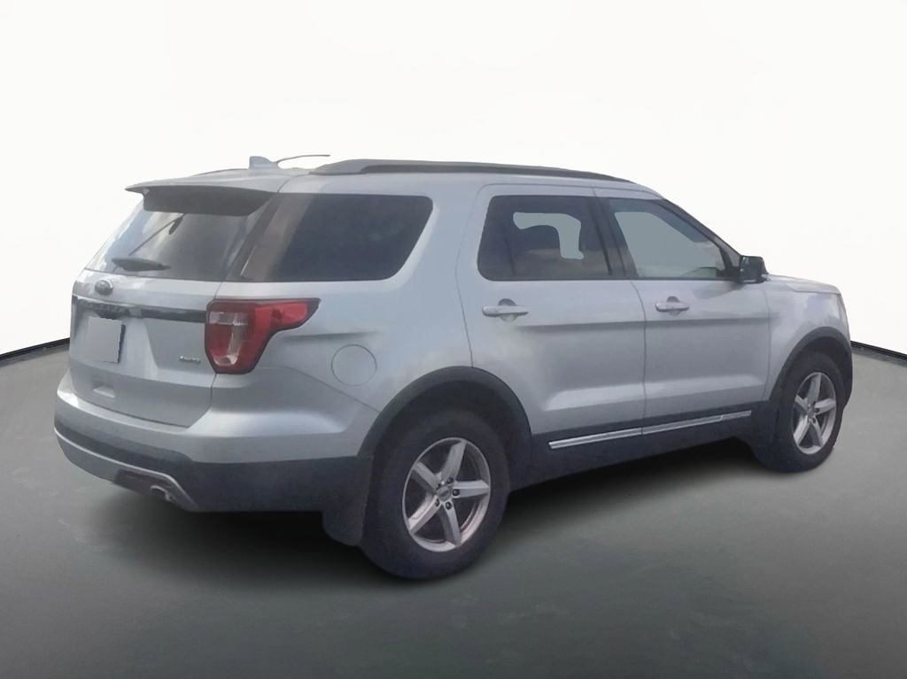 Used 2016 Ford Explorer XLT image 3