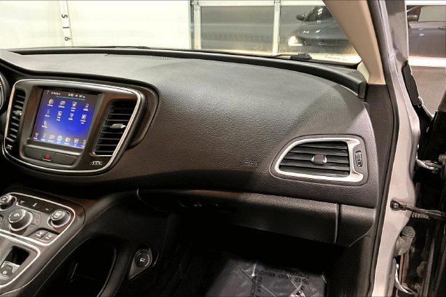 Used 2016 Chrysler 200 Limited FWD image 32
