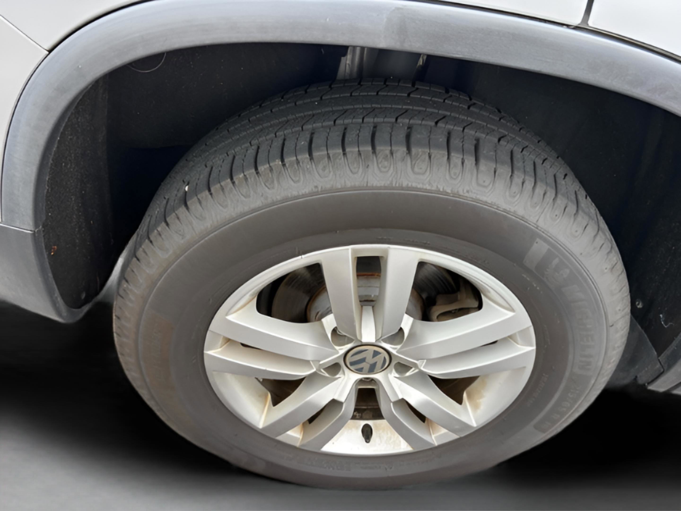 Used 2013 Volkswagen Tiguan S image 30