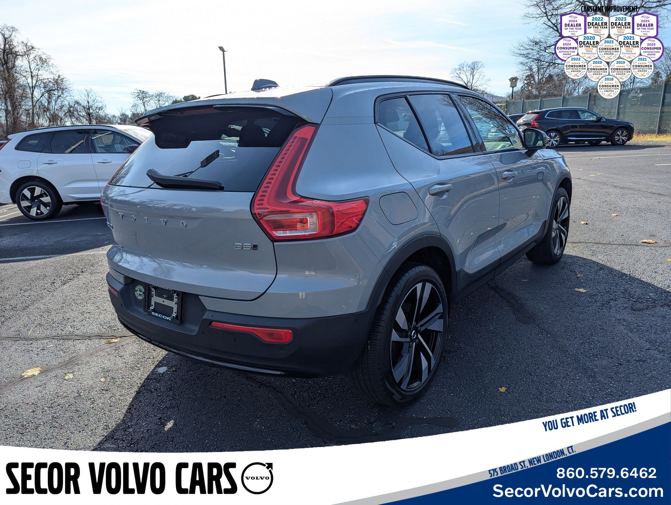 Certified 2024 Volvo XC40 B5 Ultimate w/ Climate Package image 3