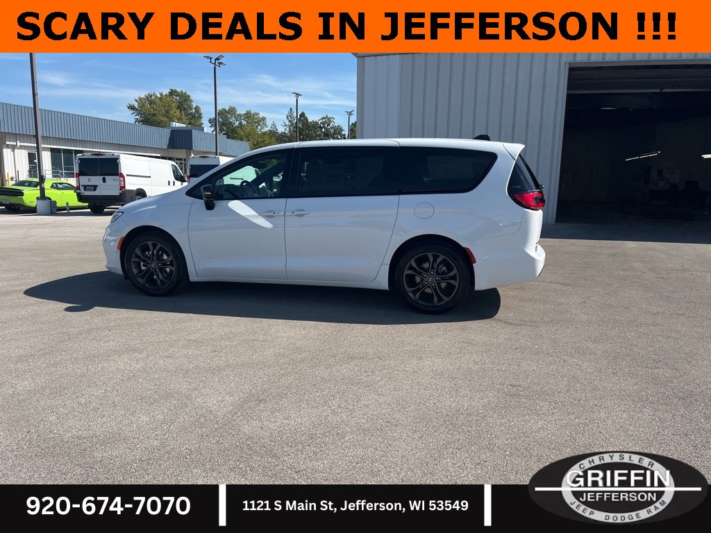 New 2026 Chrysler Pacifica Select image 21