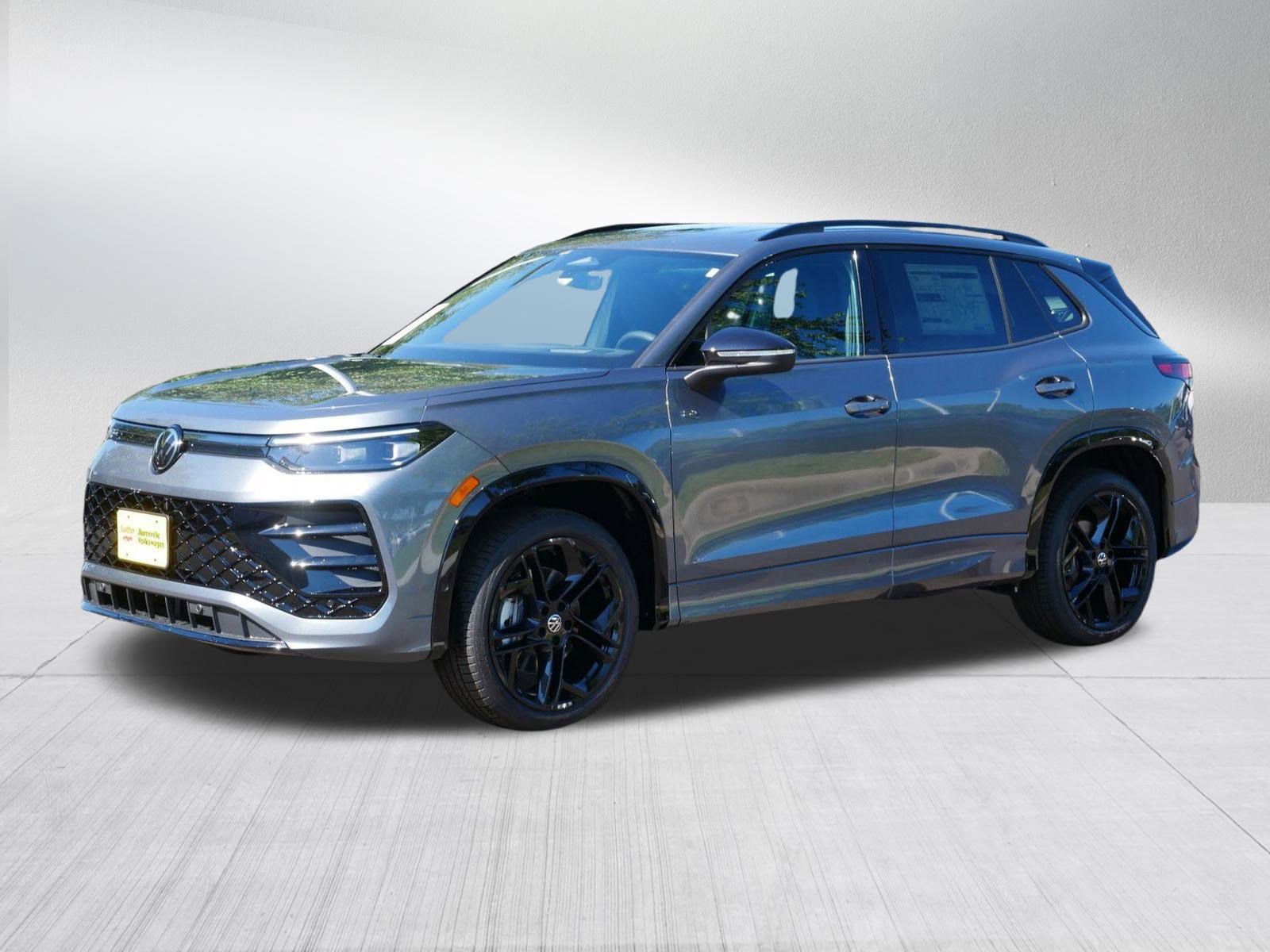 New 2025 Volkswagen Tiguan SE R-Line image 2