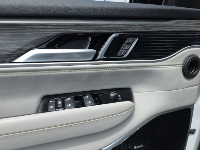 Used 2024 Jeep Wagoneer Series III w/ Premium Group I AWD/4WD image 12