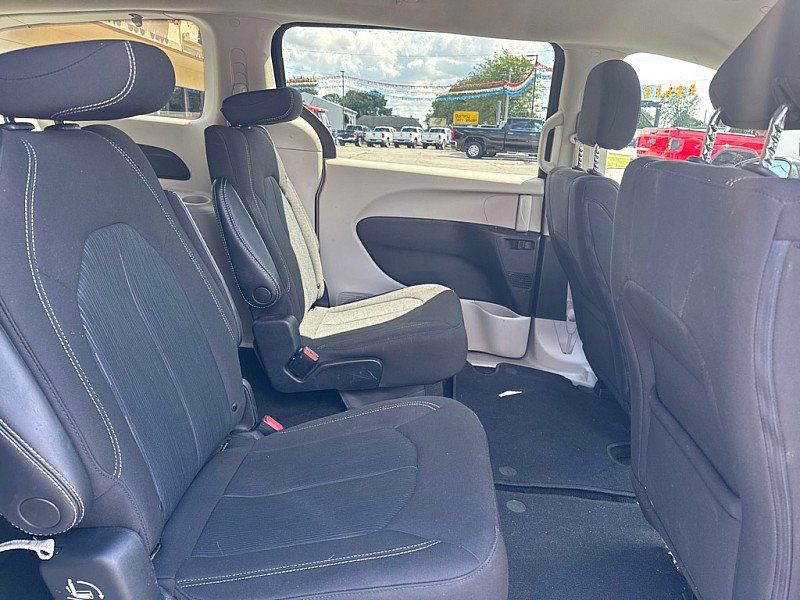 Used 2022 Chrysler Voyager LX image 14