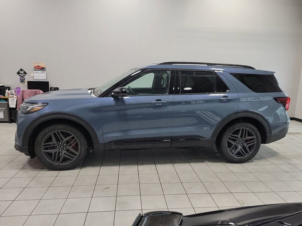 Used 2025 Ford Explorer ST image 4