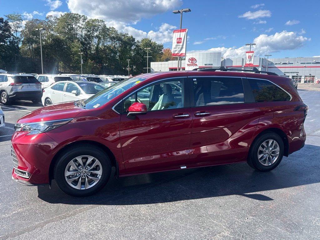 Certified 2026 Toyota Sienna XLE FWD image 3