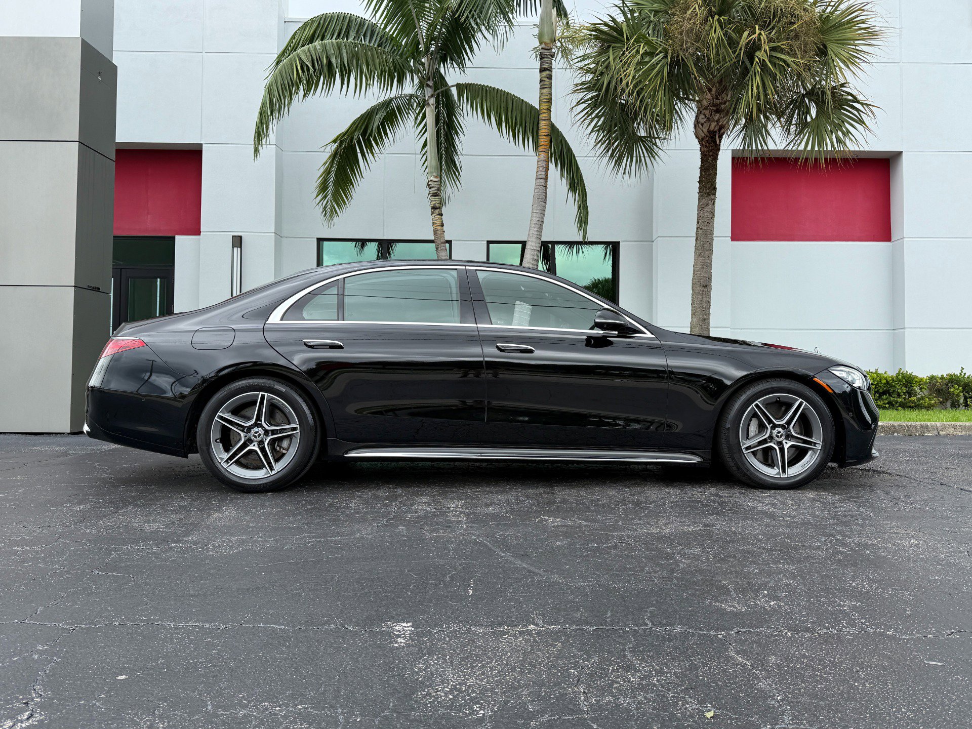 Used 2022 Mercedes-Benz S 500 4MATIC w/ AMG Line Package image 2