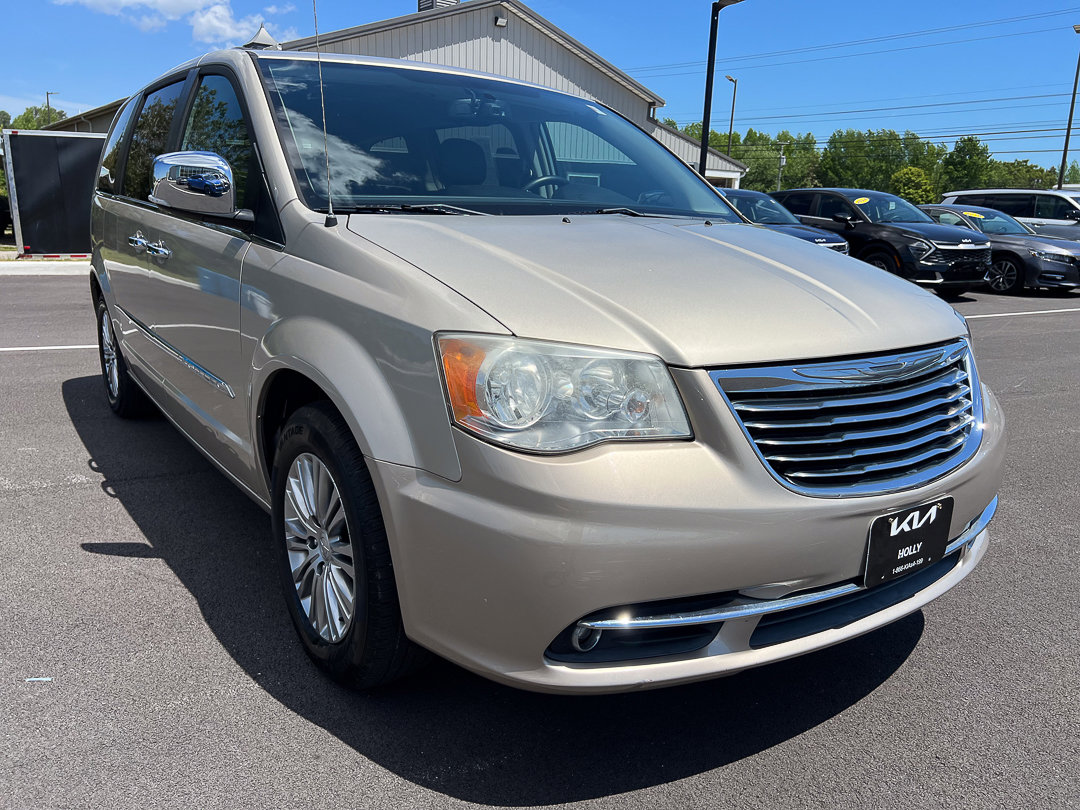 Used 2013 Chrysler Town & Country Touring-L w/ Driver Convenience Group FWD image 12