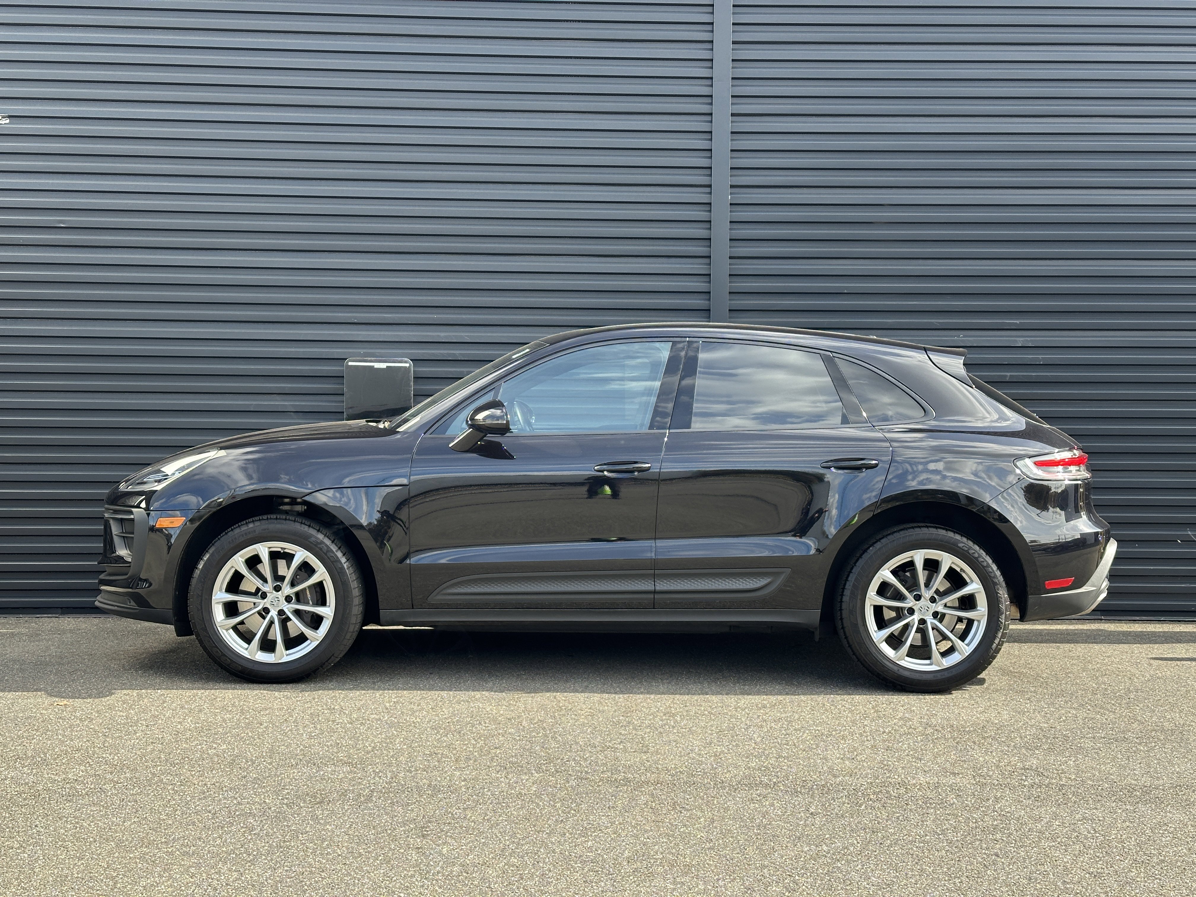 Certified 2023 Porsche Macan image 2