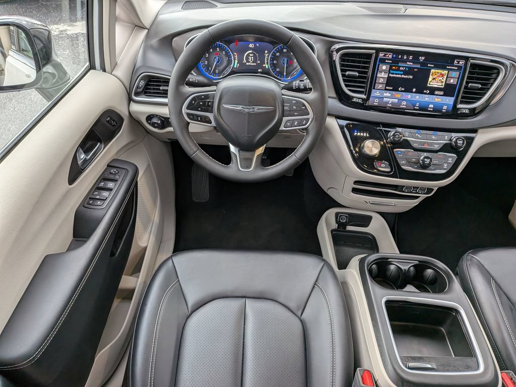 Used 2024 Chrysler Pacifica Touring-L FWD image 18