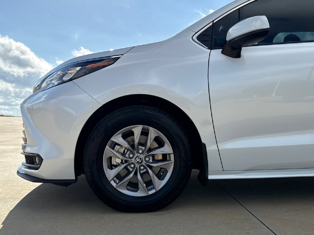 Used 2025 Toyota Sienna XLE FWD image 5