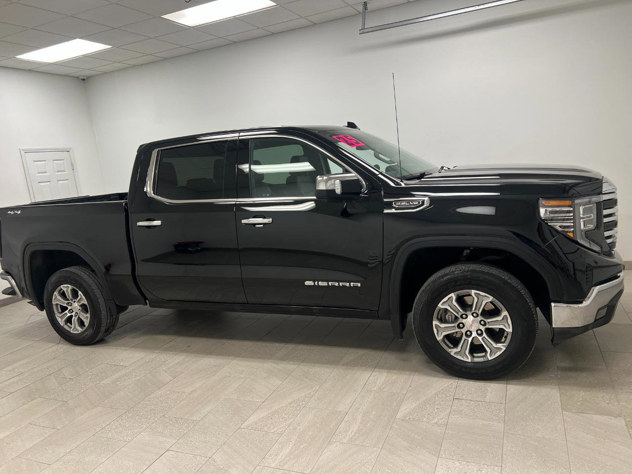 Used 2025 GMC Sierra 1500 SLT image 3