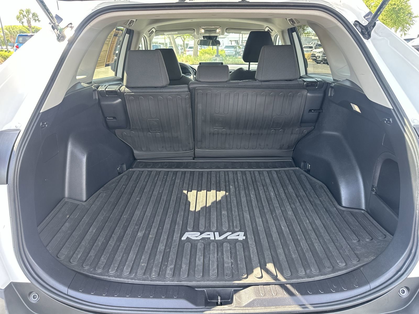 Used 2022 Toyota RAV4 LE AWD/4WD image 32