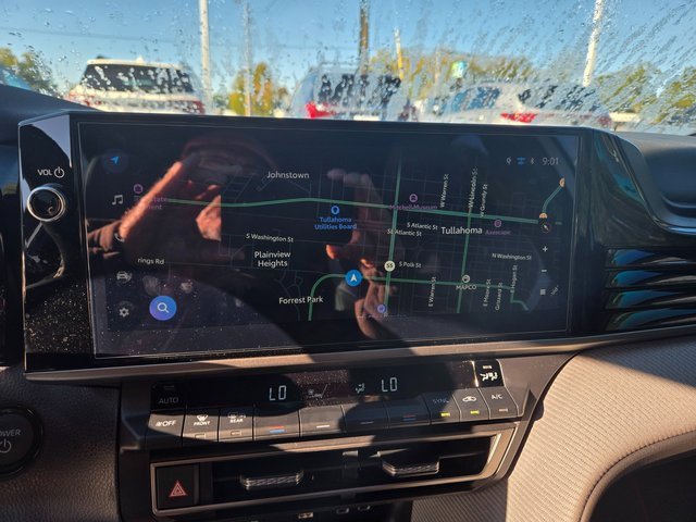 Used 2025 Toyota Camry SE image 13