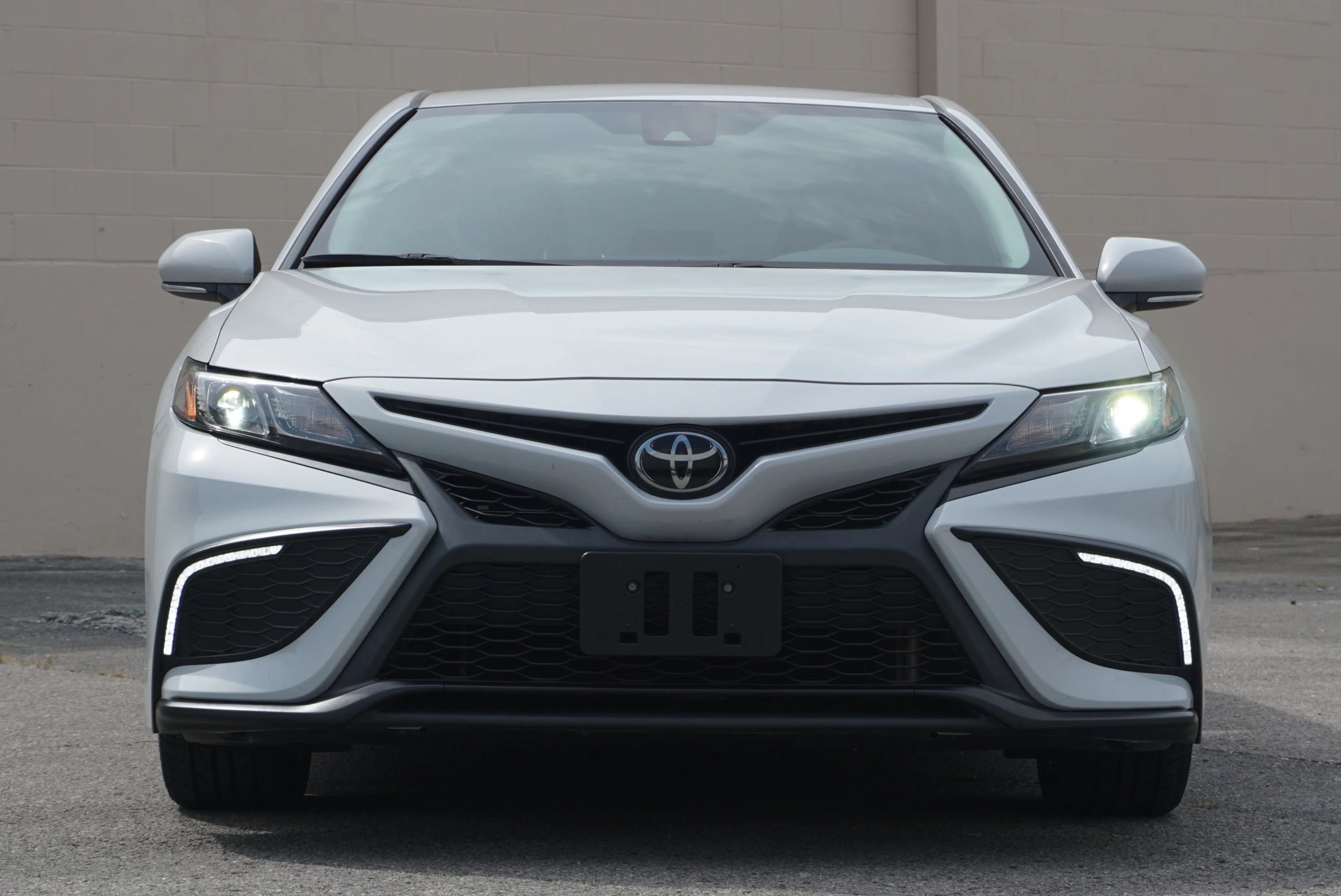 Used 2024 Toyota Camry SE FWD image 2