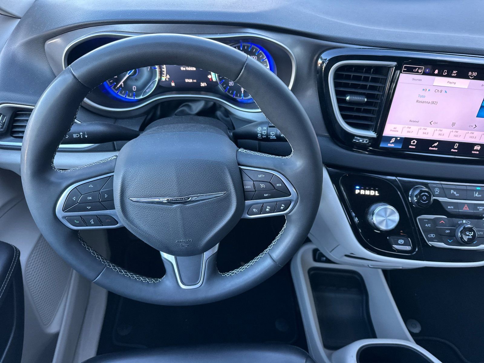 Used 2023 Chrysler Pacifica Touring-L image 13