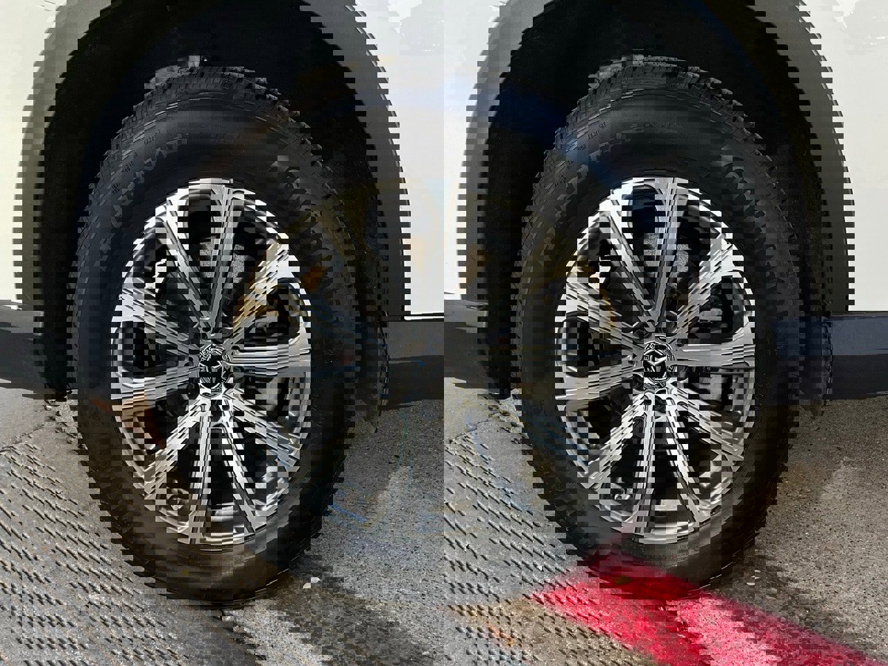 Used 2024 Mercedes-Benz GLC 300 4MATIC image 9