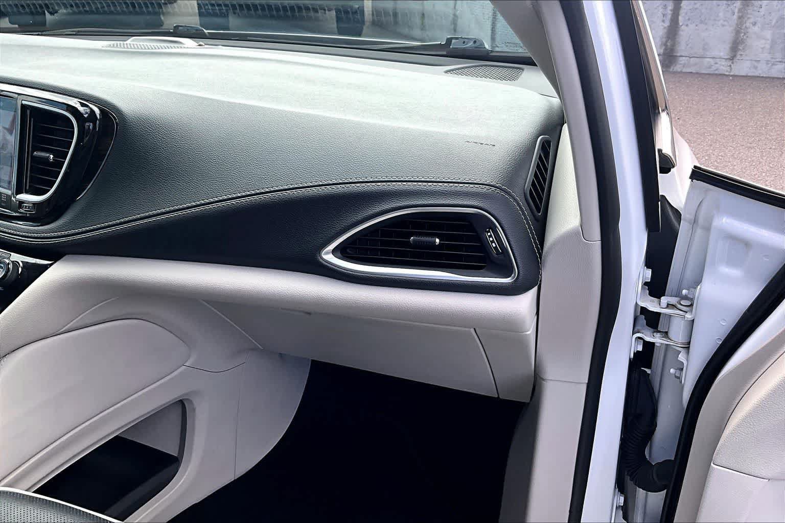 Used 2023 Chrysler Pacifica Limited FWD image 24