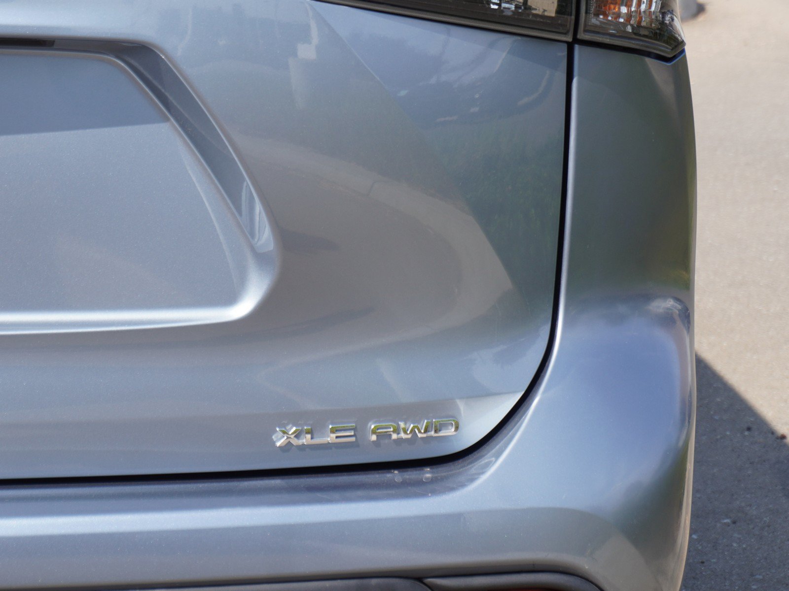 Used 2023 Toyota Highlander XLE AWD/4WD image 10