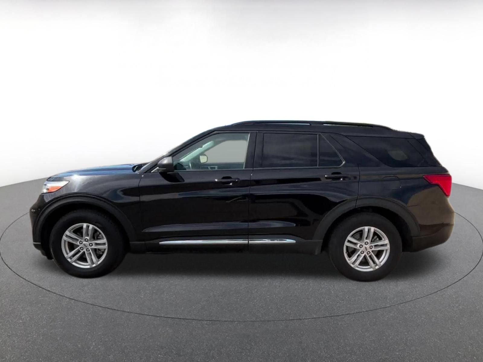 Used 2024 Ford Explorer XLT w/ Equipment Group 202A RWD image 9