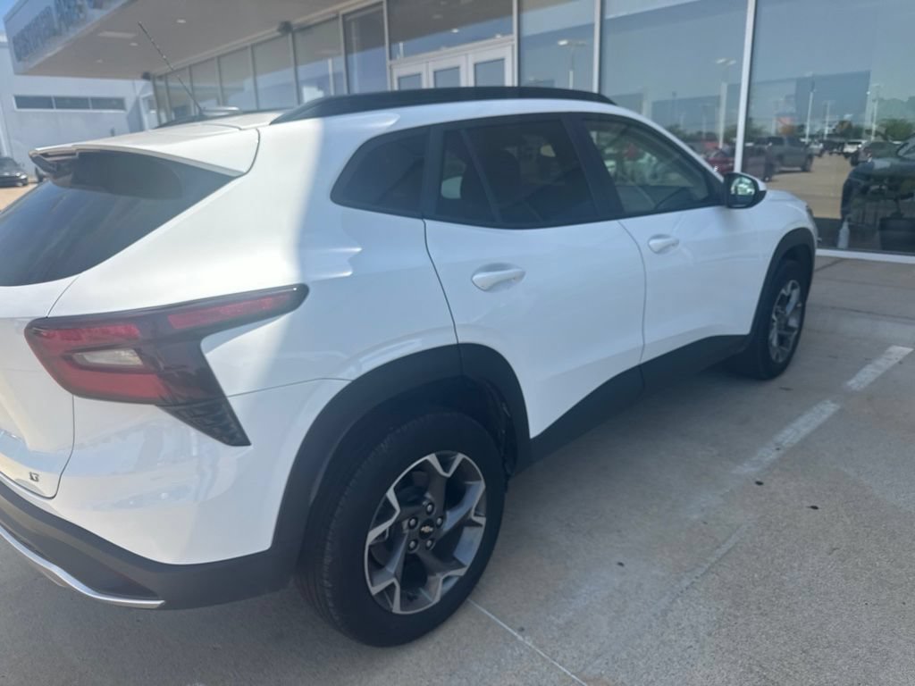 Used 2025 Chevrolet Trax LT FWD image 3