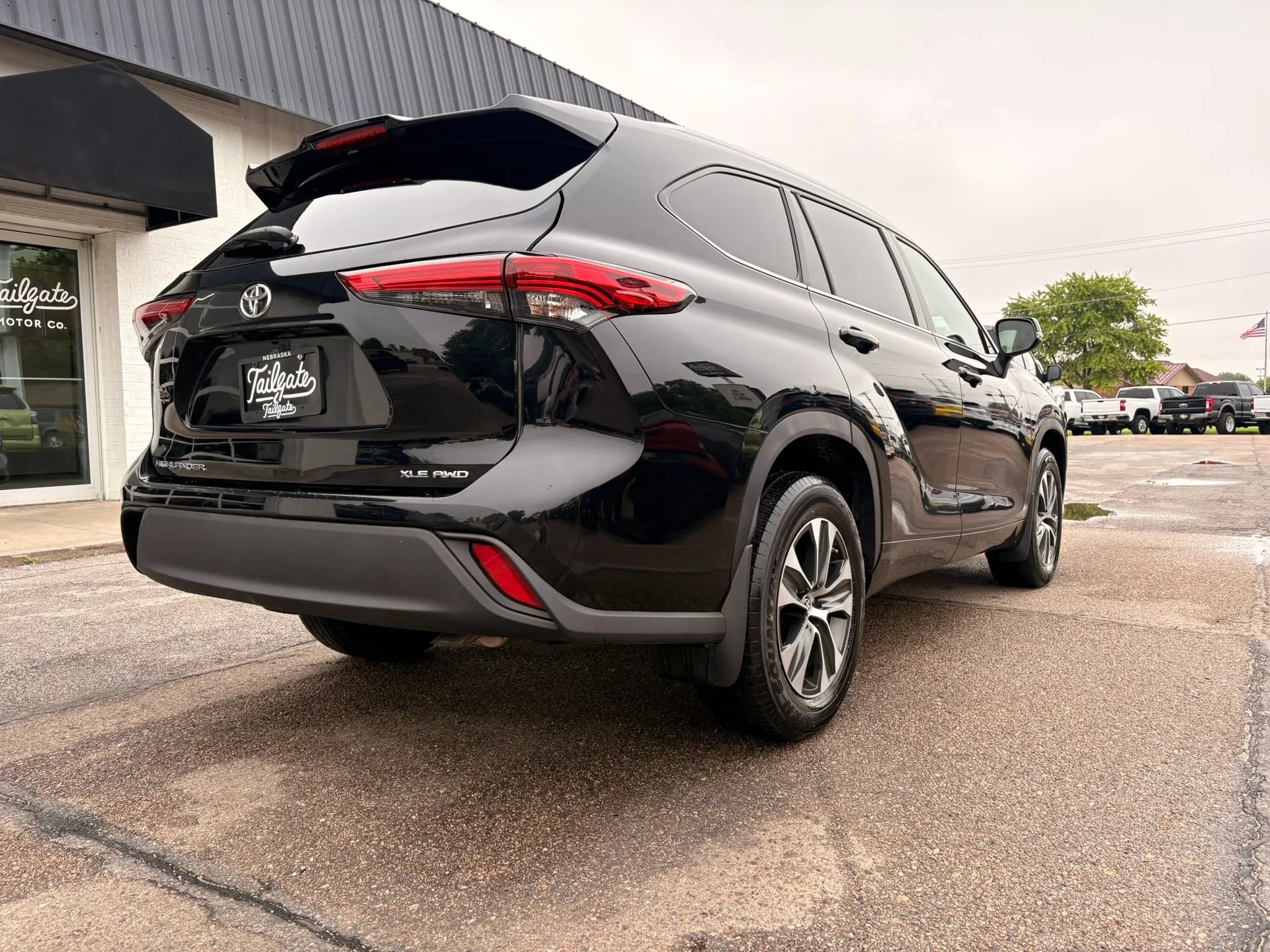 Used 2021 Toyota Highlander XLE AWD/4WD image 7