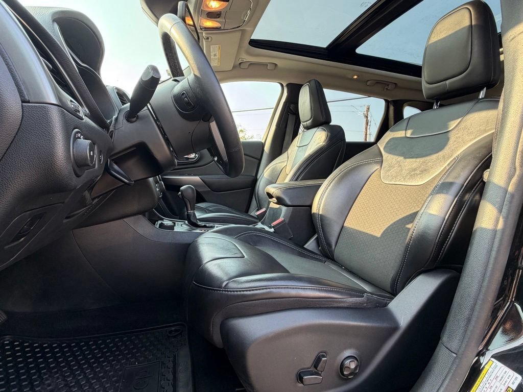 Used 2019 Jeep Cherokee Latitude Plus AWD/4WD image 12