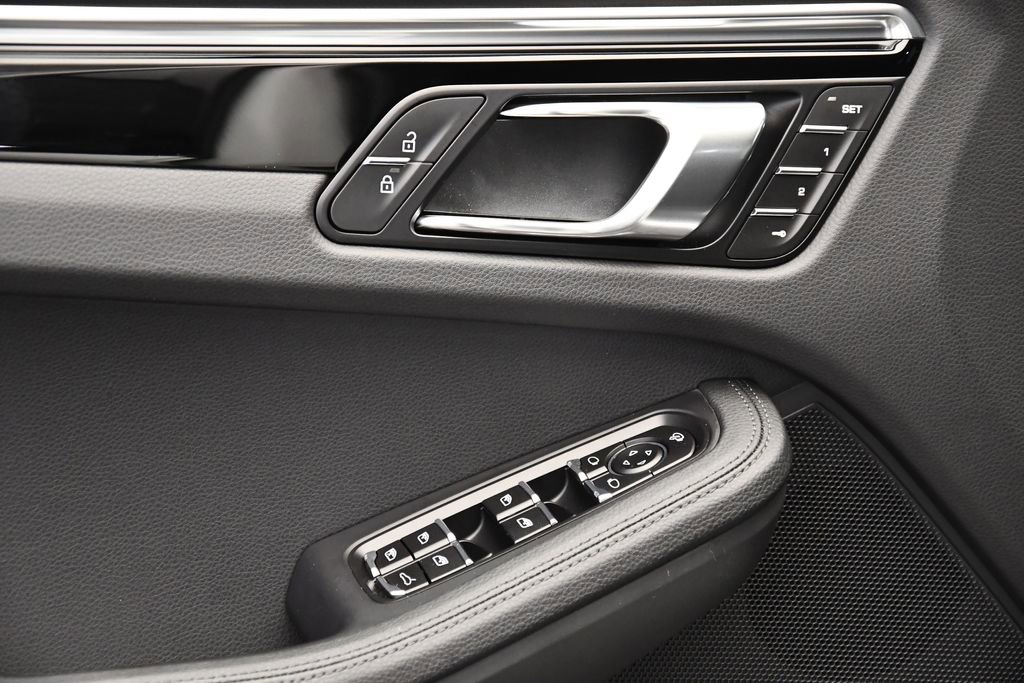 Used 2025 Porsche Macan image 31