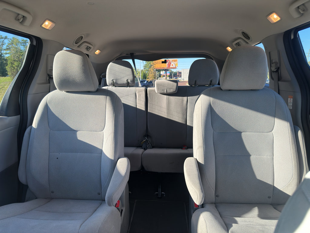 Used 2020 Toyota Sienna L image 25