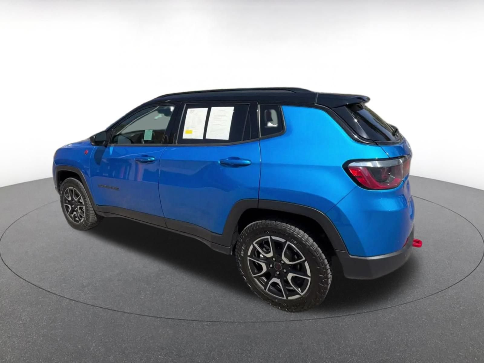 Used 2025 Jeep Compass Trailhawk AWD/4WD image 9