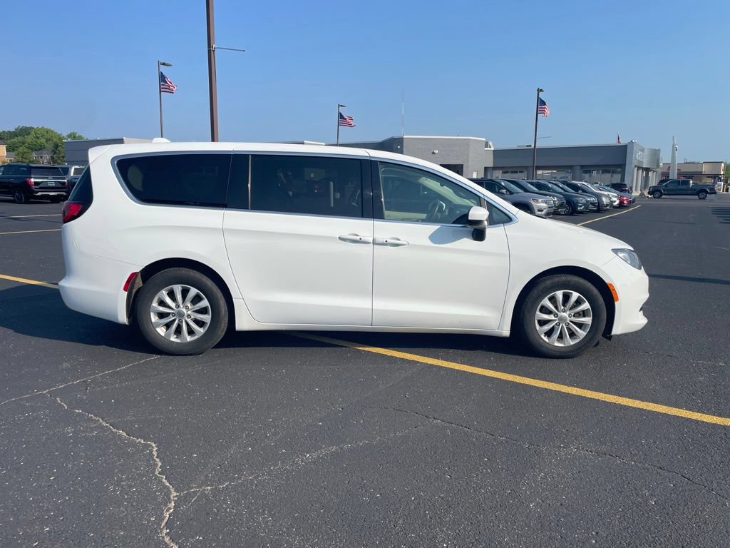 Used 2017 Chrysler Pacifica Touring w/ Tire & Wheel Group FWD image 4