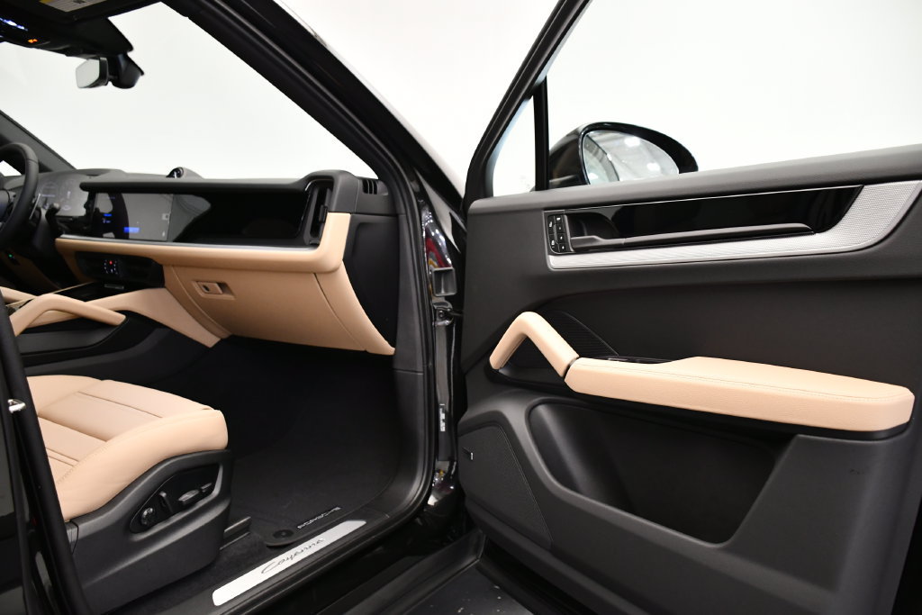 Certified 2025 Porsche Cayenne E-Hybrid Coupe AWD/4WD image 50