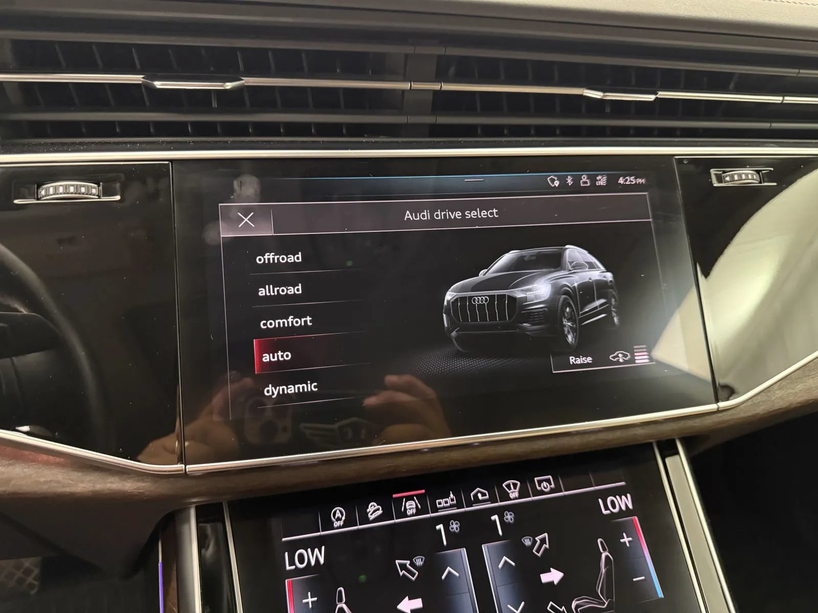 Used 2019 Audi Q8 Prestige w/ Adaptive Chassis Package AWD/4WD image 27