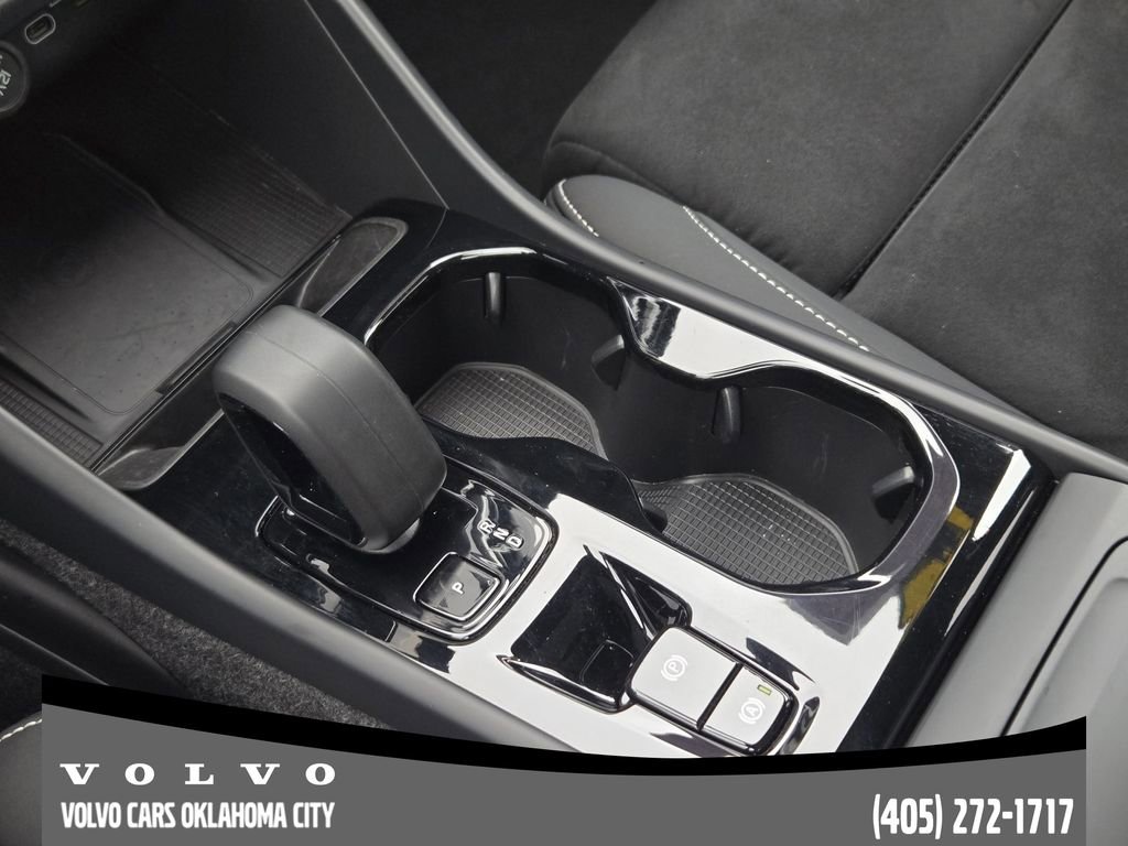 Certified 2025 Volvo XC40 B5 Plus AWD/4WD image 19