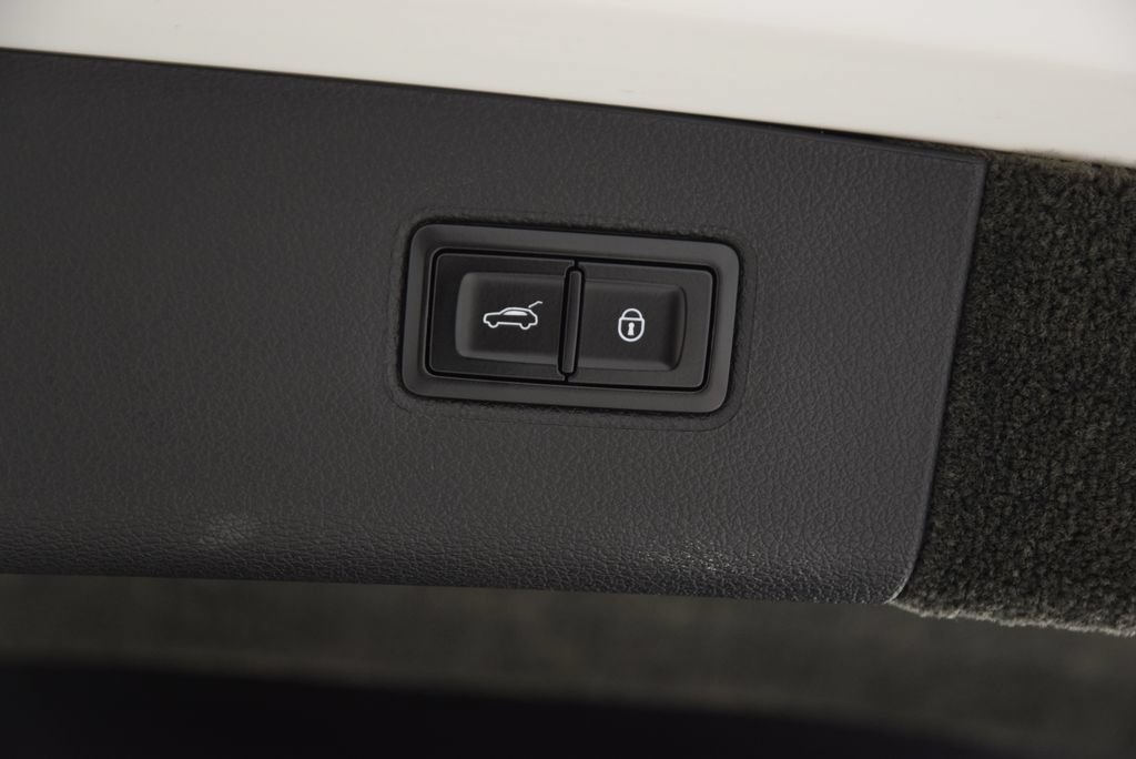 Used 2020 Bentley Bentayga Design Series AWD/4WD image 31