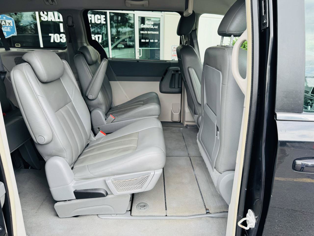 Used 2008 Chrysler Town & Country Touring FWD image 21