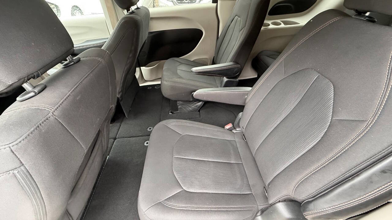 Used 2017 Chrysler Pacifica Touring FWD image 42