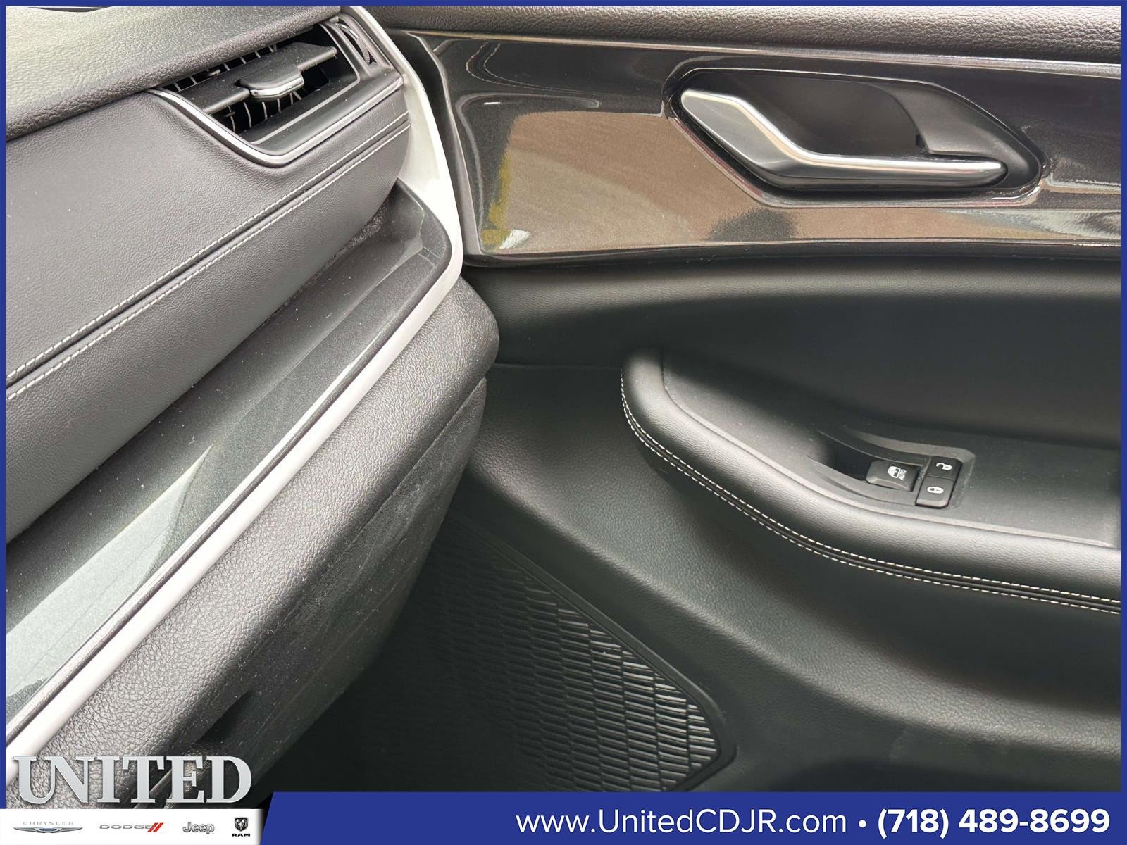 Used 2023 Jeep Grand Cherokee L Laredo image 28