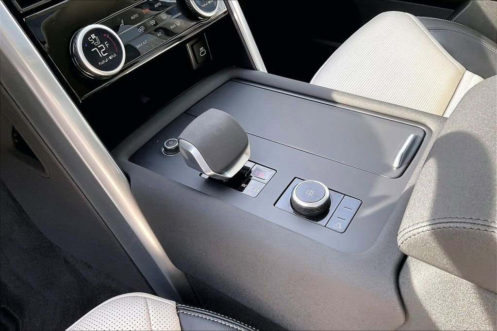 Certified 2025 Land Rover Discovery S image 18