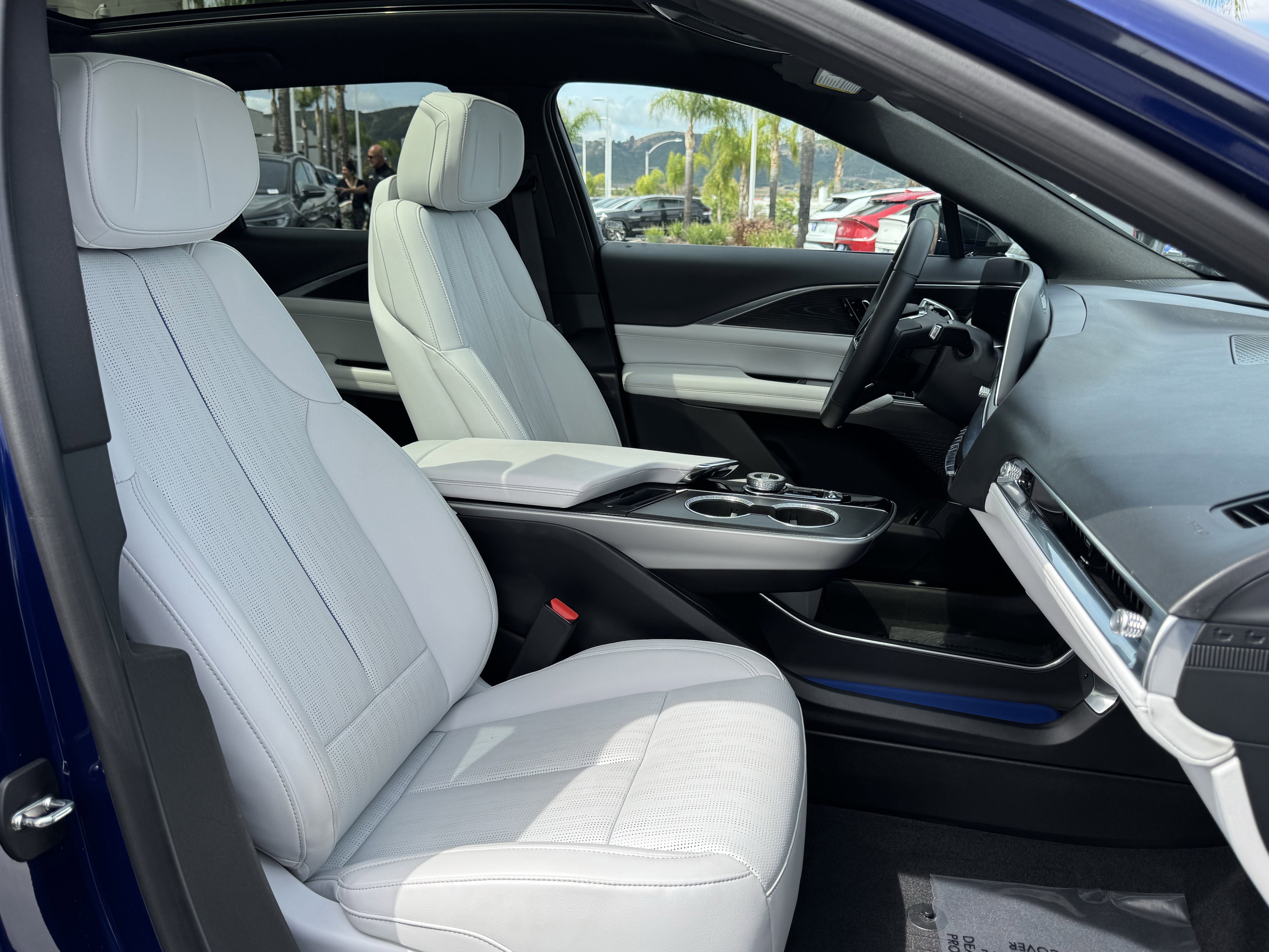 Used 2024 Cadillac Lyriq Luxury AWD/4WD image 36