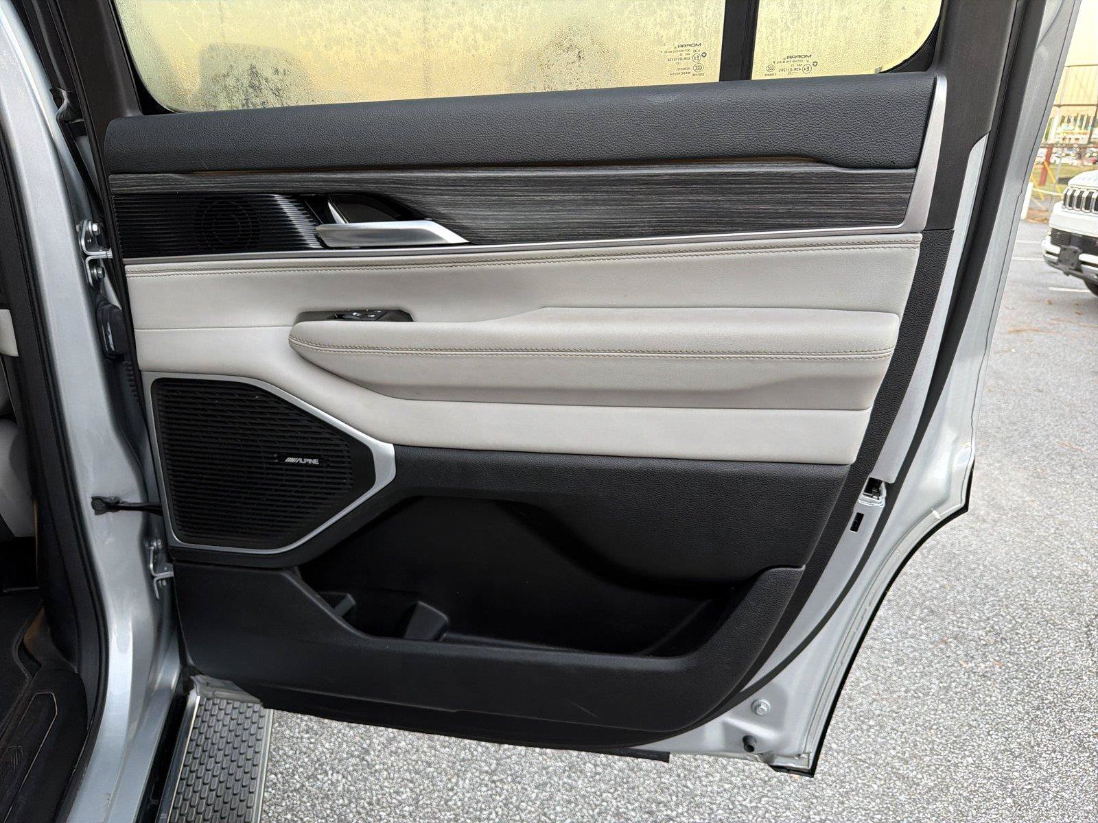 Used 2024 Jeep Wagoneer Series II w/ Flexible Seating Group RWD image 16