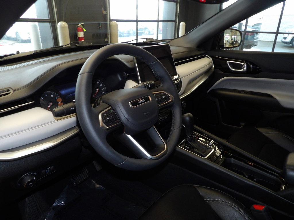 Used 2025 Jeep Compass Limited image 24