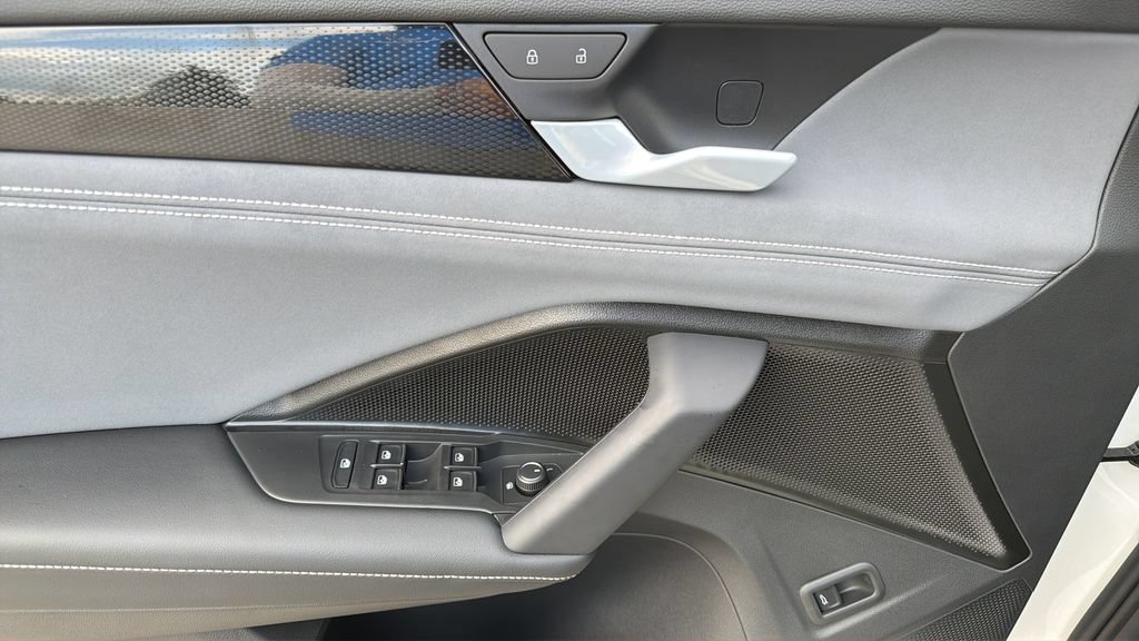 New 2026 Volkswagen Tiguan SE R-Line FWD image 21