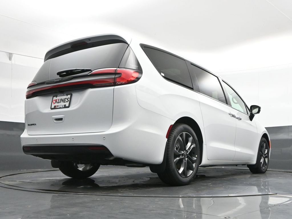 New 2026 Chrysler Pacifica Select image 39