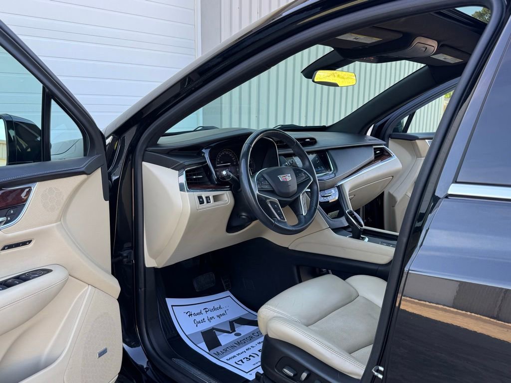 Used 2017 Cadillac XT5 Premium Luxury FWD image 2