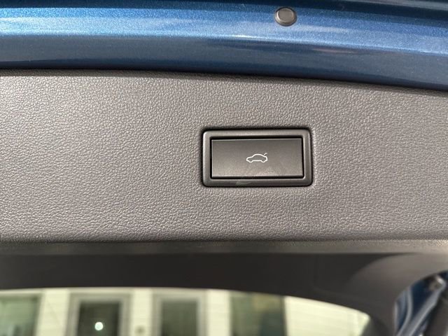 Used 2018 Volkswagen Tiguan SEL FWD image 13