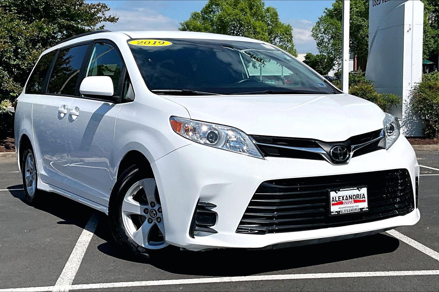 Used 2019 Toyota Sienna LE FWD image 2